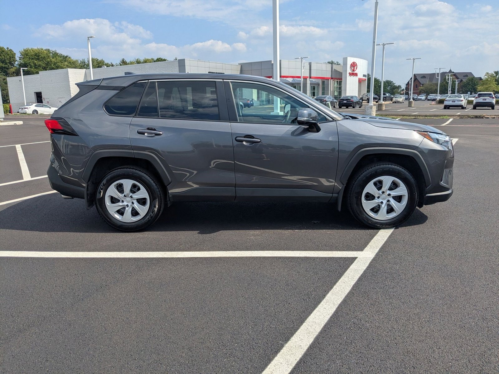 2024 Toyota RAV4 LE photo 4