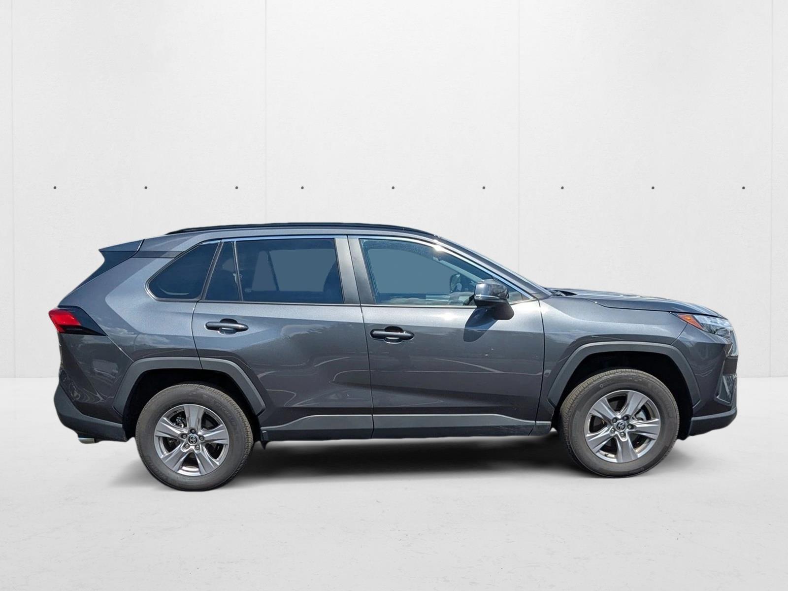 2025 Toyota RAV4 XLE photo 4