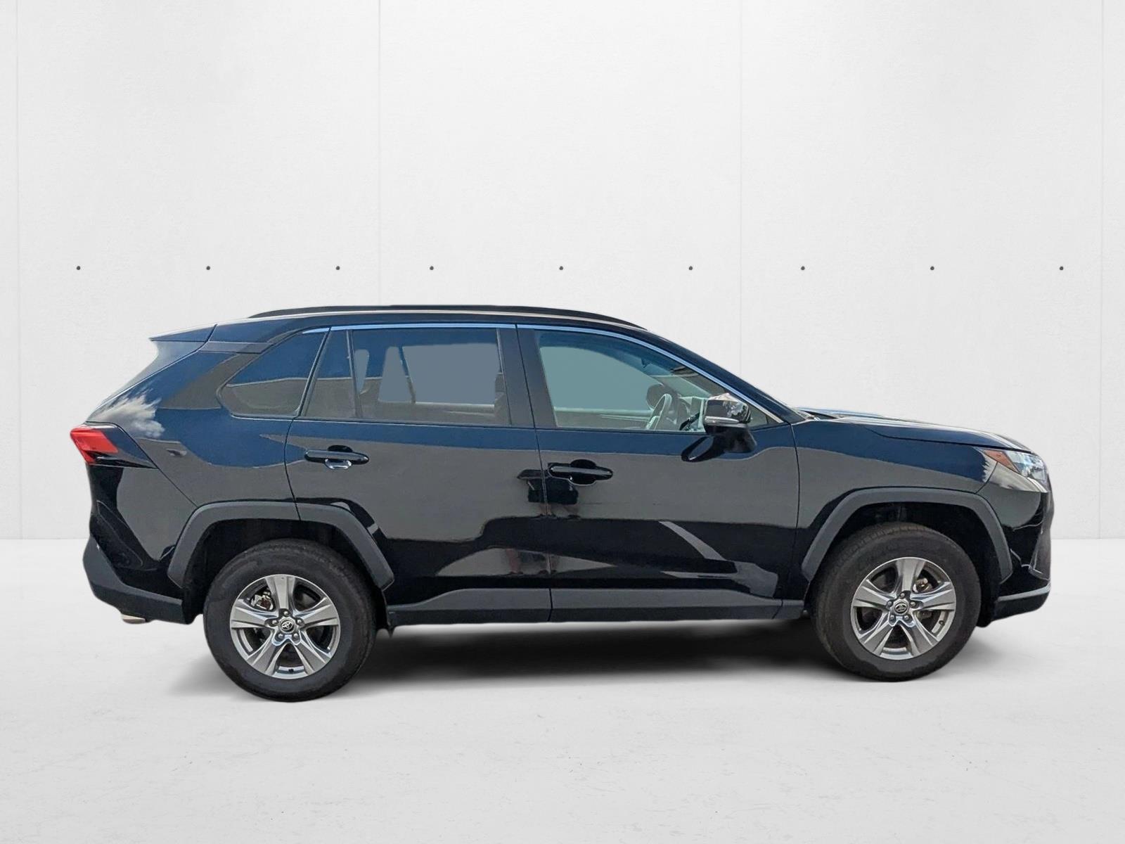 2025 Toyota RAV4 XLE photo 4