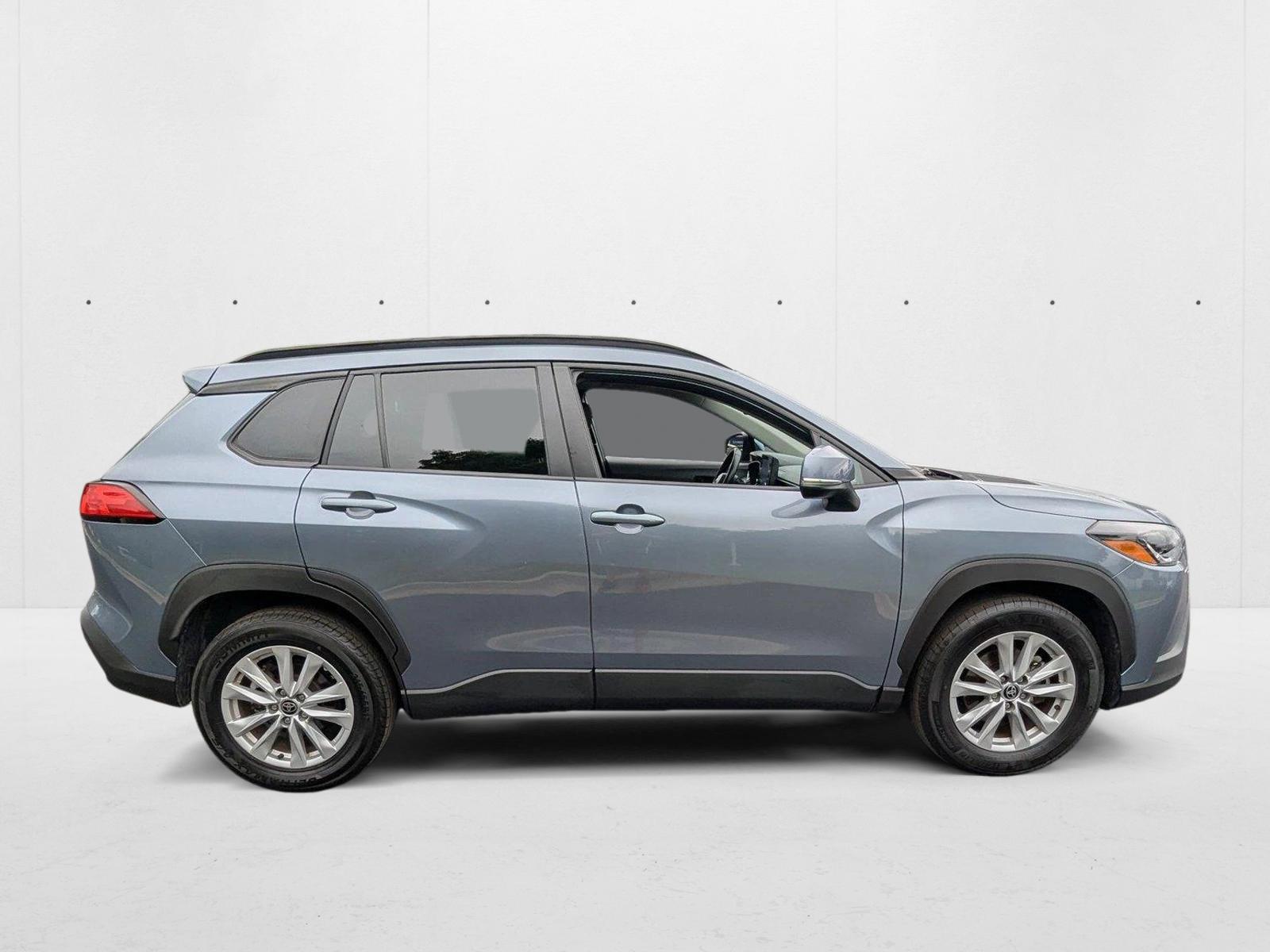2022 Toyota Corolla Cross LE photo 4