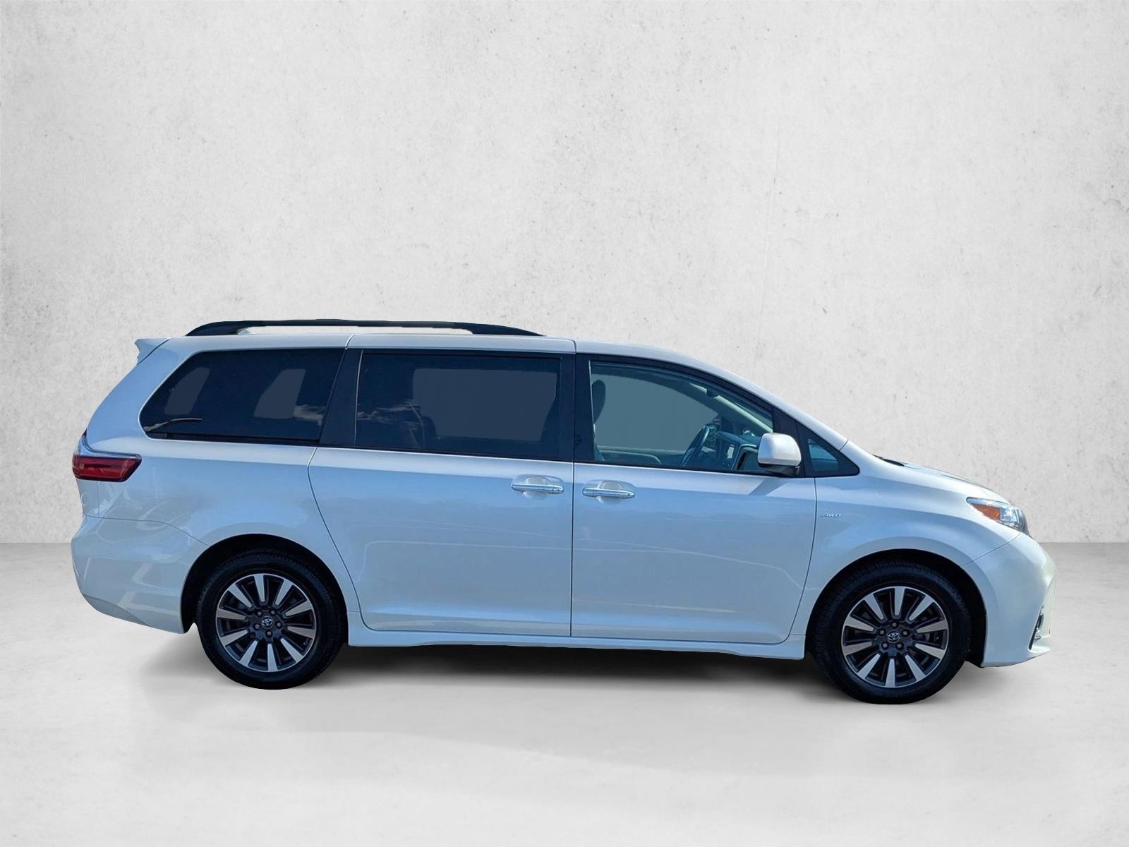 2020 Toyota Sienna XLE photo 2