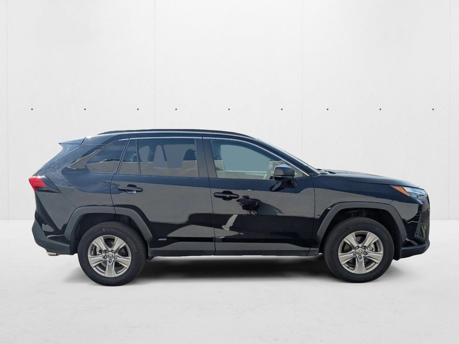2025 Toyota RAV4 Hybrid LE photo 4