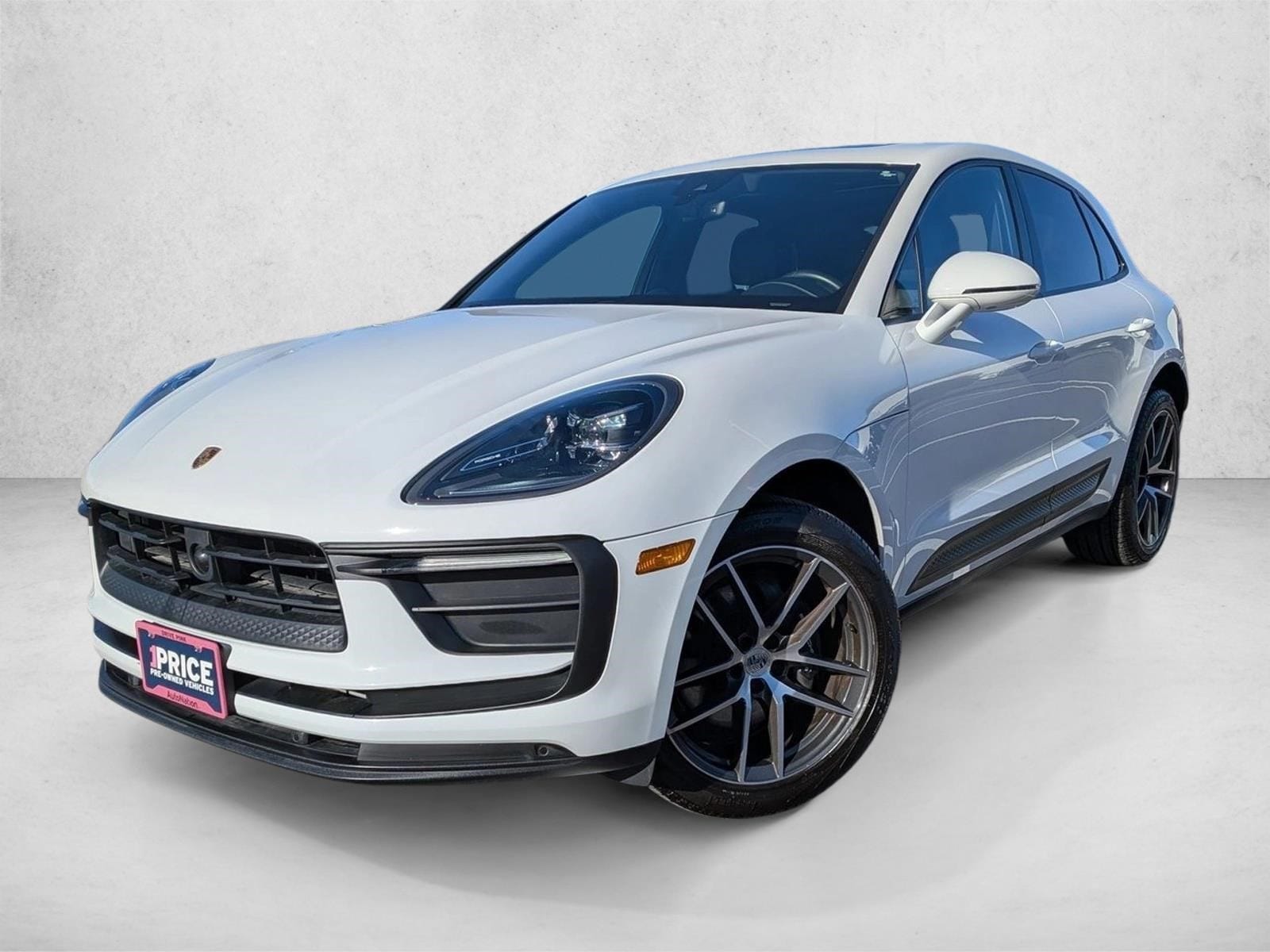 2025 PORSCHE MACAN - Image 1