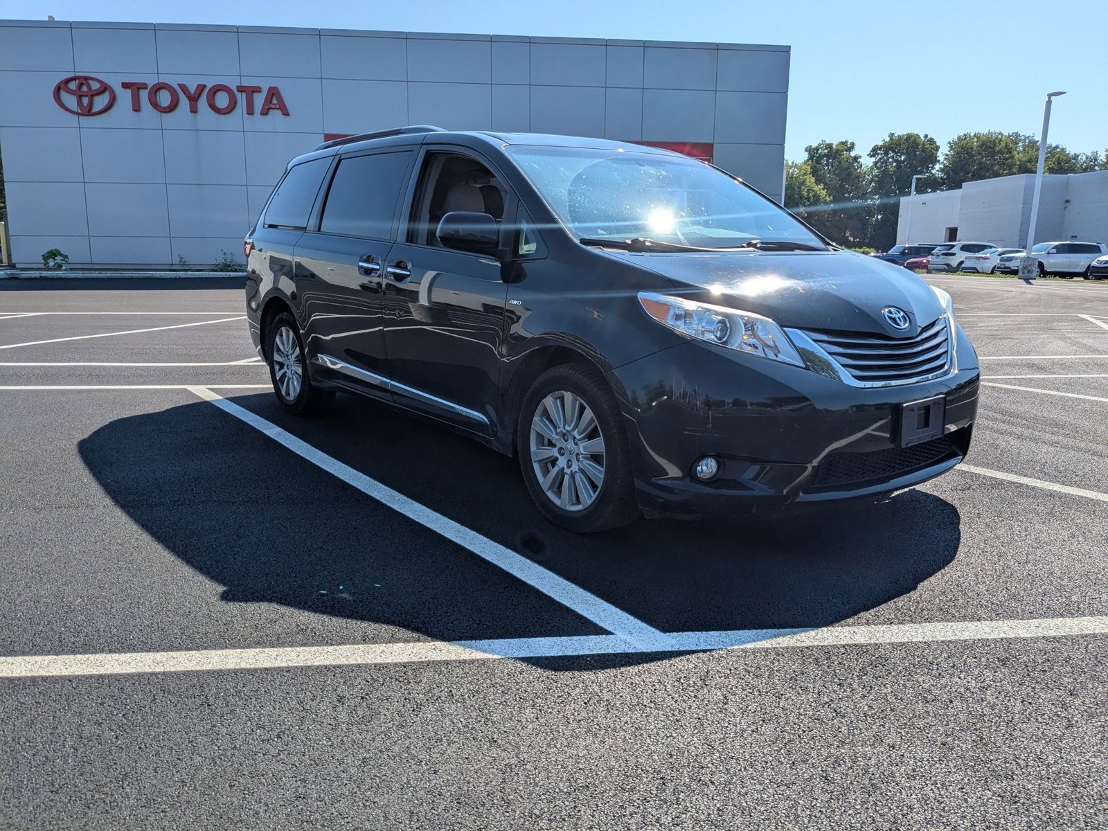 2017 Toyota Sienna XLE photo 3