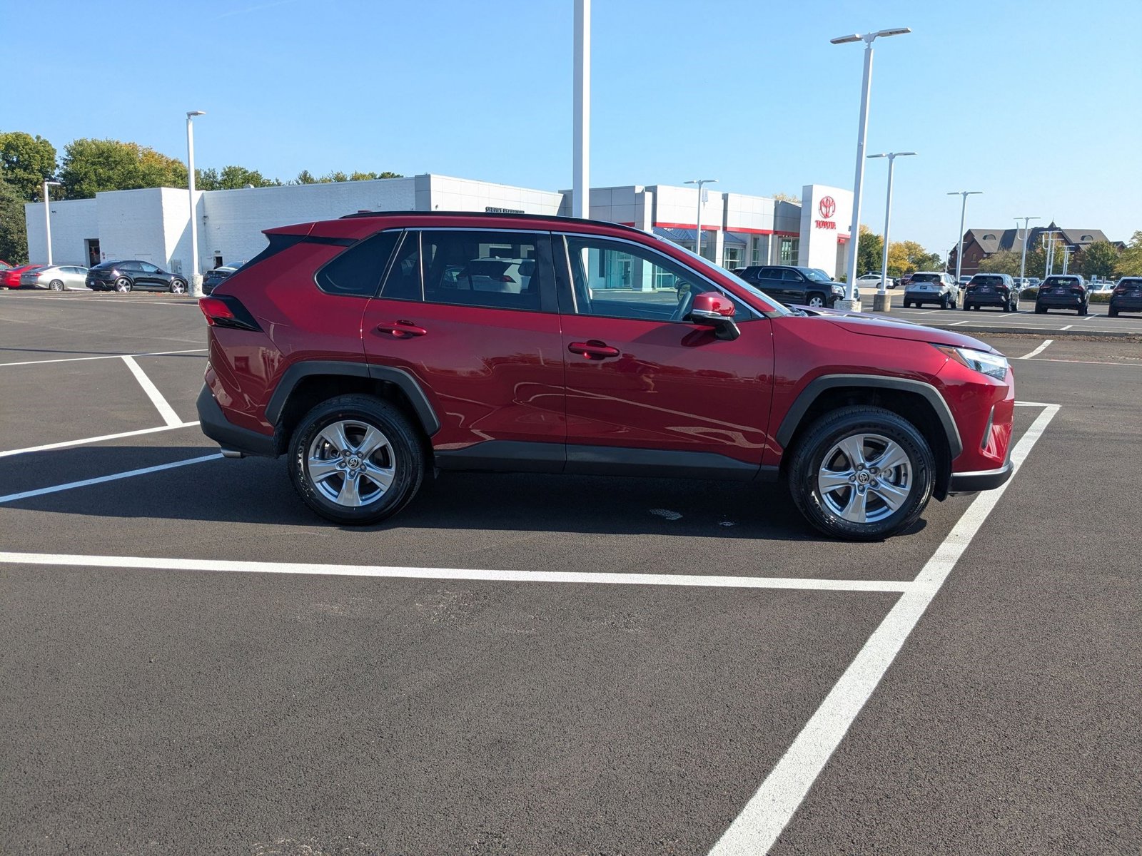 2025 Toyota RAV4 XLE photo 4