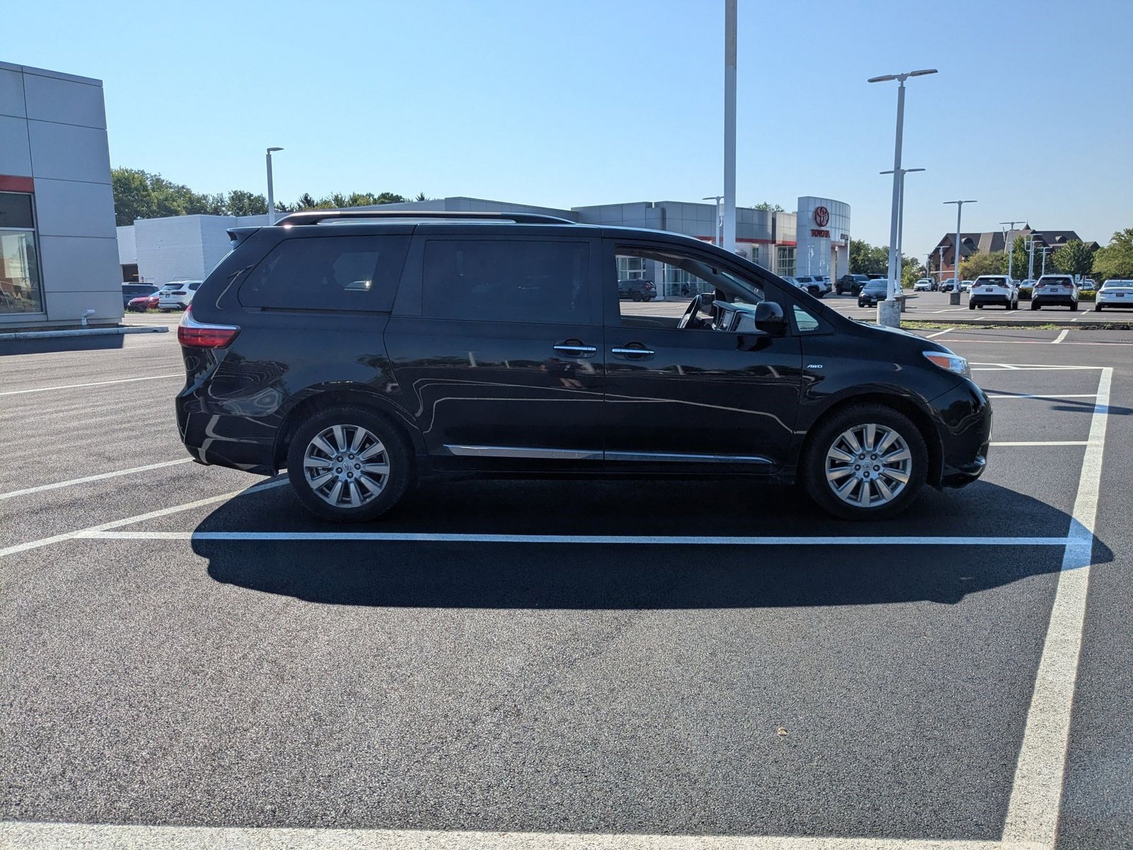2017 Toyota Sienna XLE photo 4