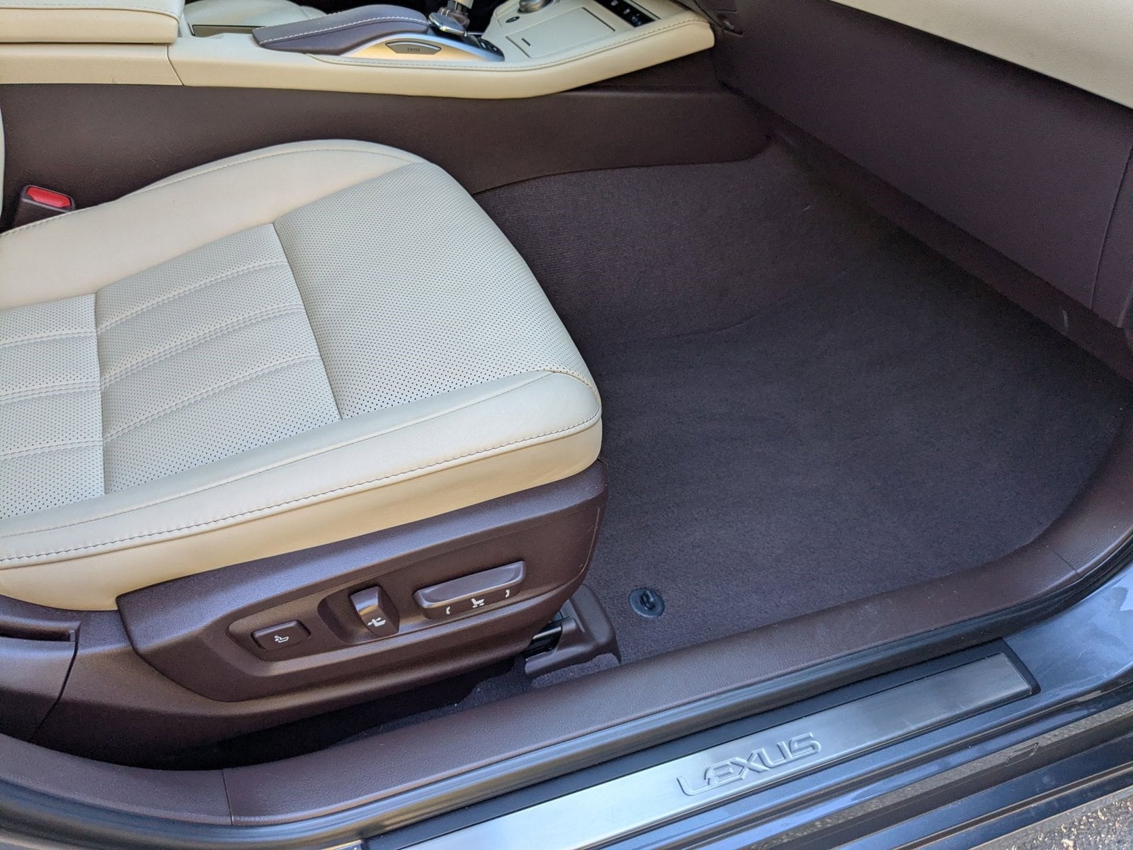 2017 LEXUS ES - Image 16