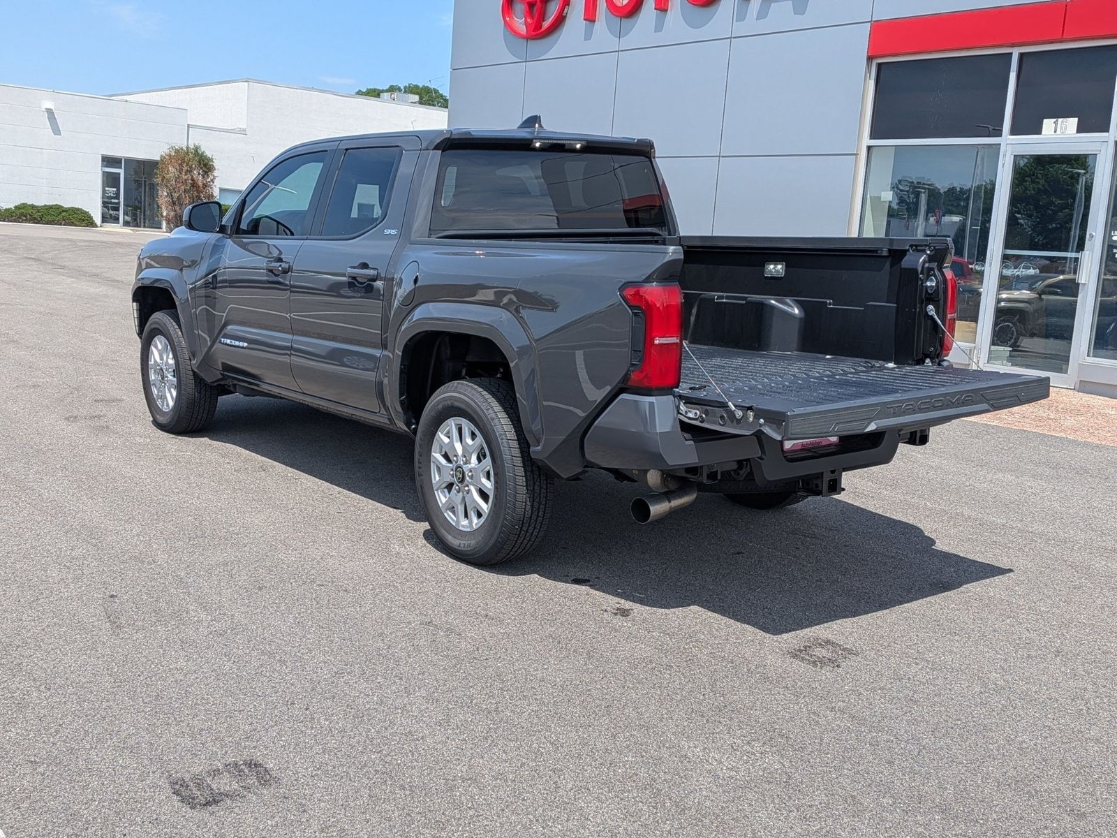 2026 Toyota Tacoma SR5 - Photo 8