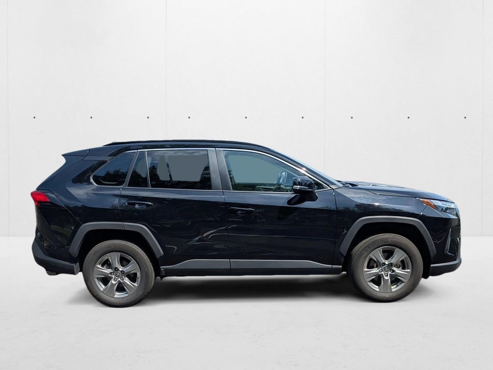 2025 Toyota RAV4 XLE photo 4