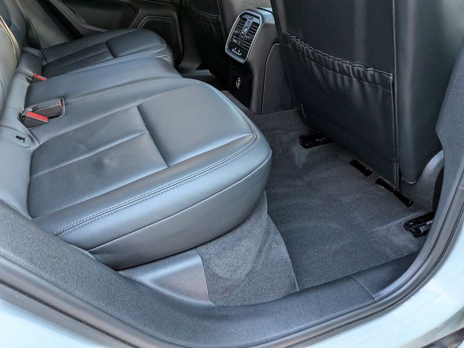 2025 PORSCHE MACAN - Image 18