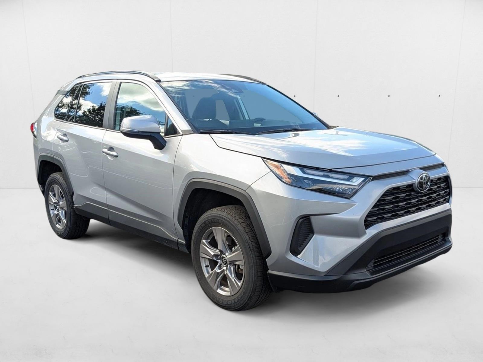 2025 Toyota RAV4 XLE photo 3