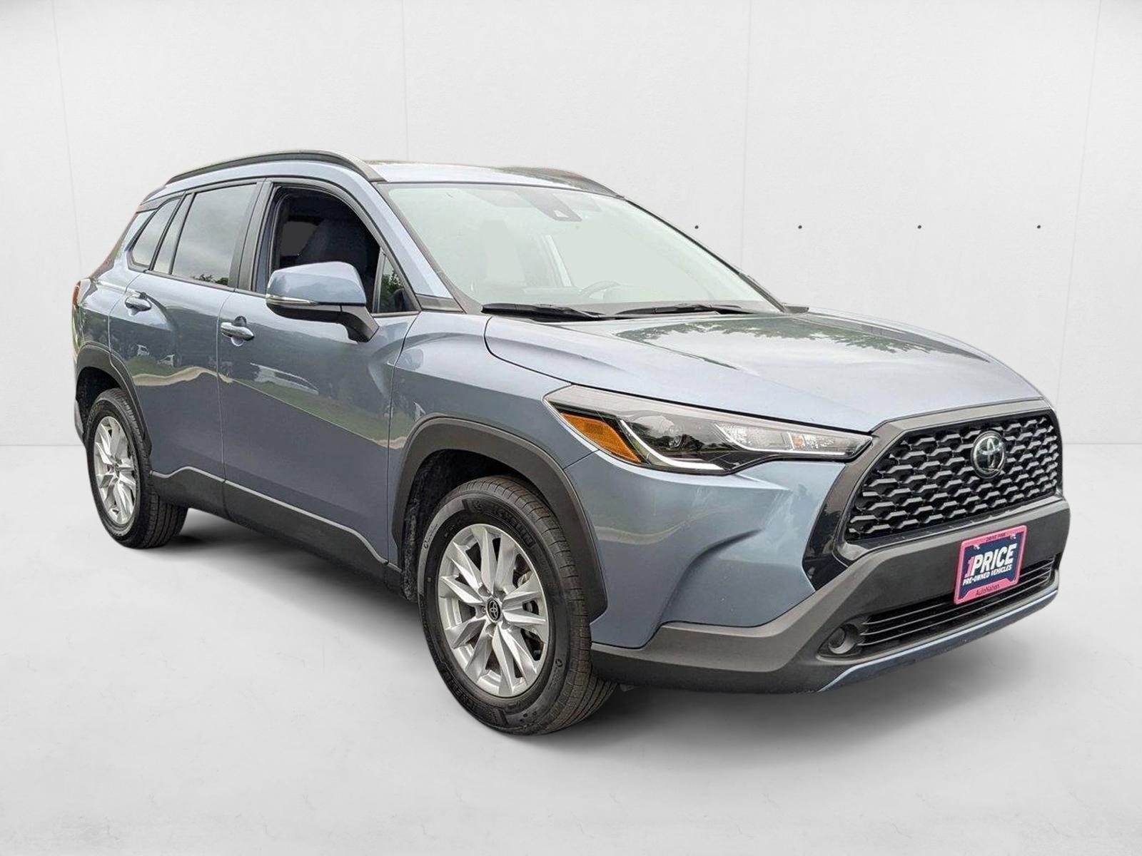 2022 Toyota Corolla Cross LE photo 3