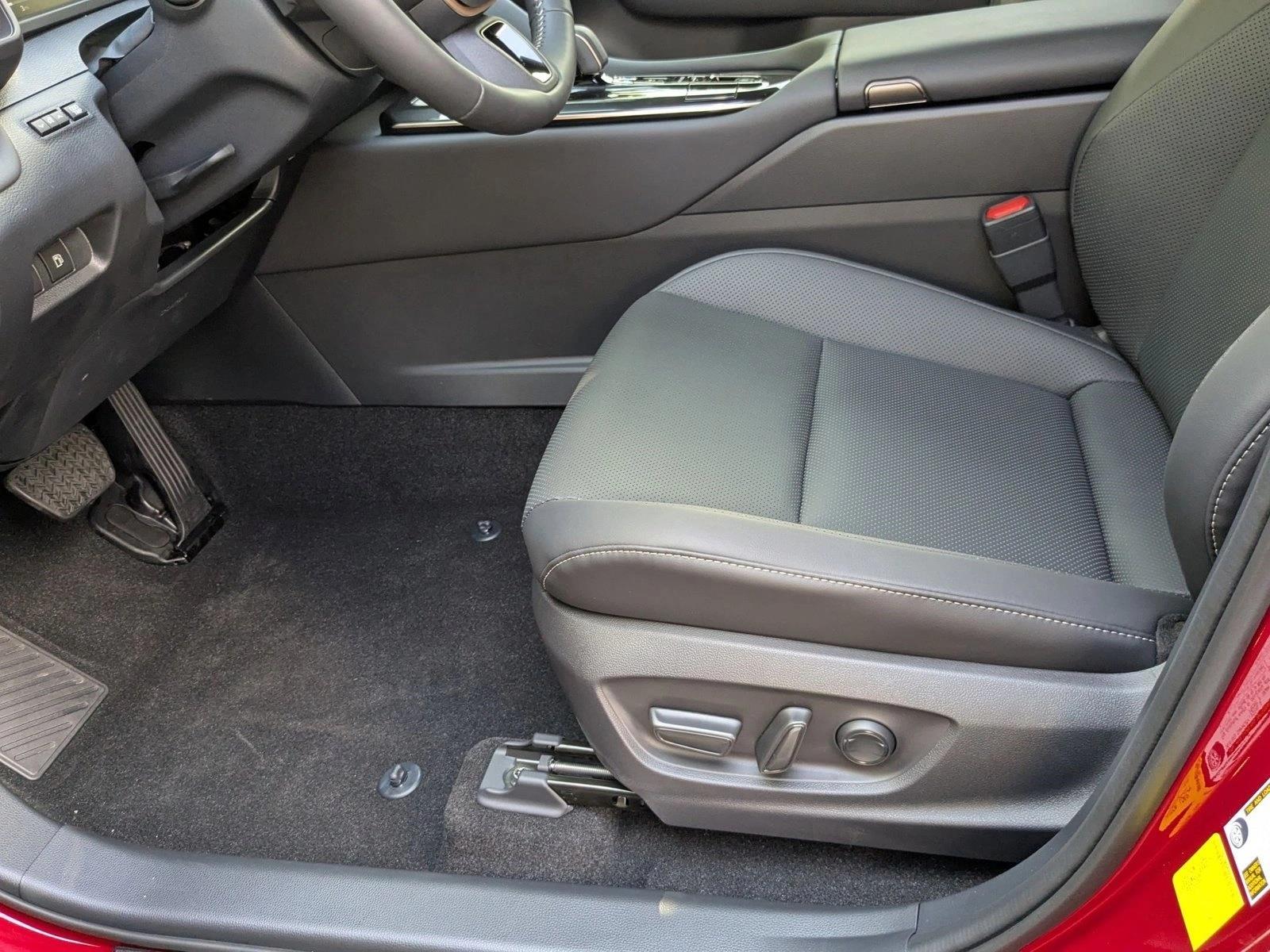 2025 Toyota Crown Signia XLE photo 4