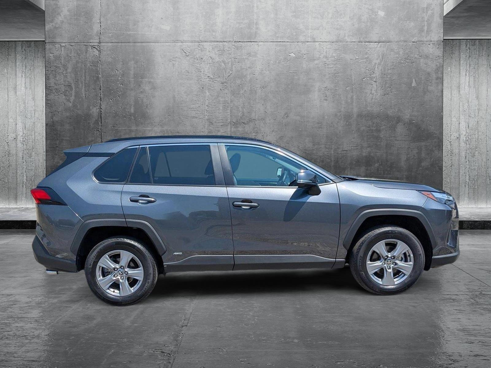 2022 Toyota RAV4 Hybrid XLE photo 4