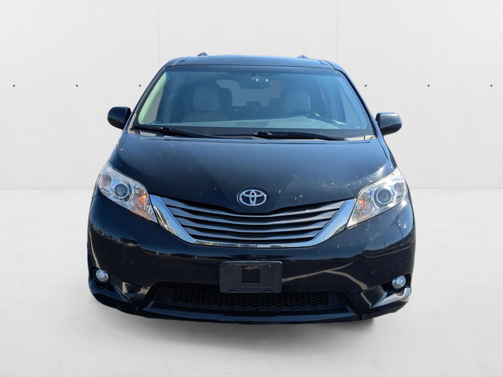 2017 Toyota Sienna XLE photo 2