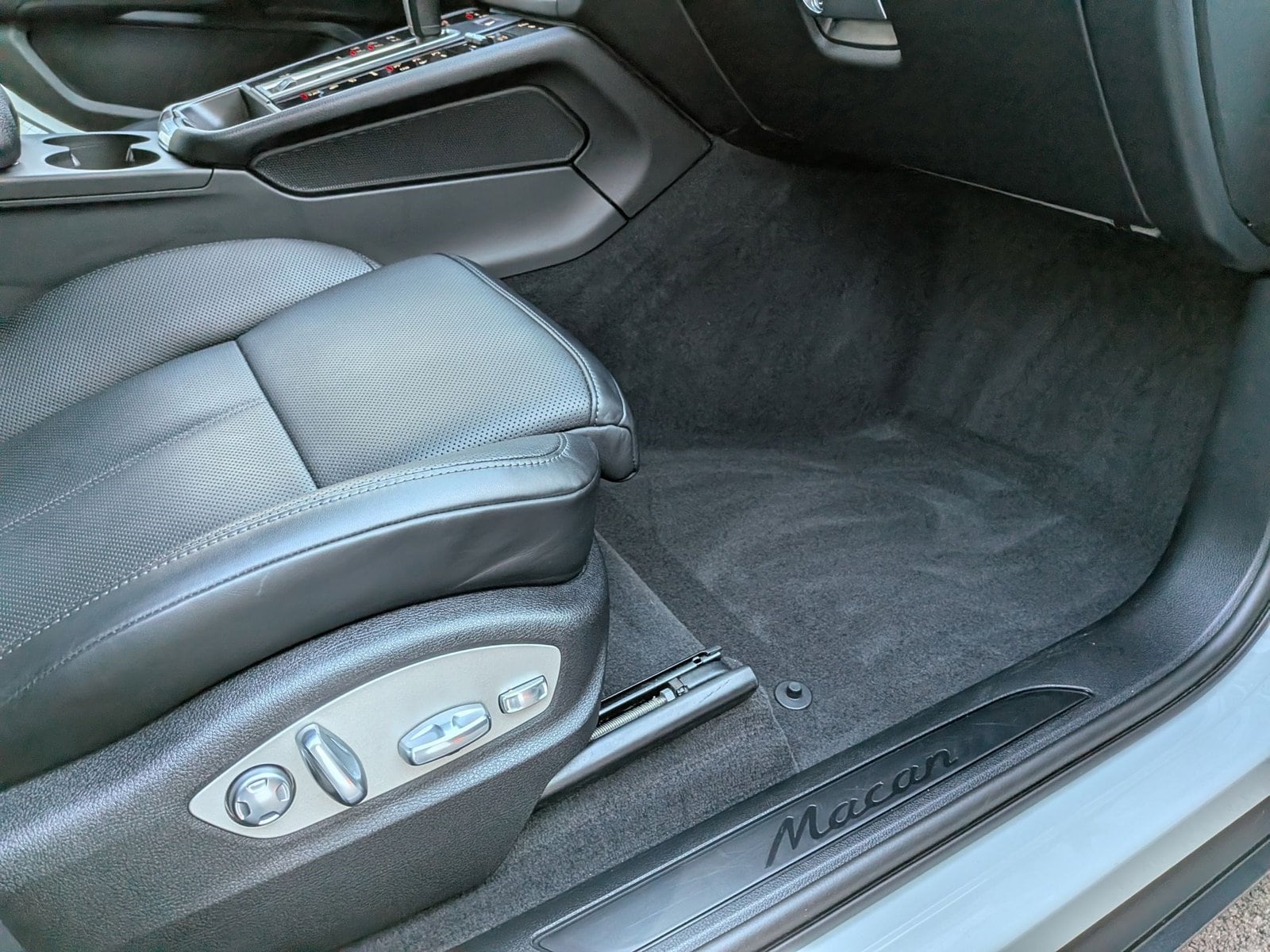 2025 PORSCHE MACAN - Image 16