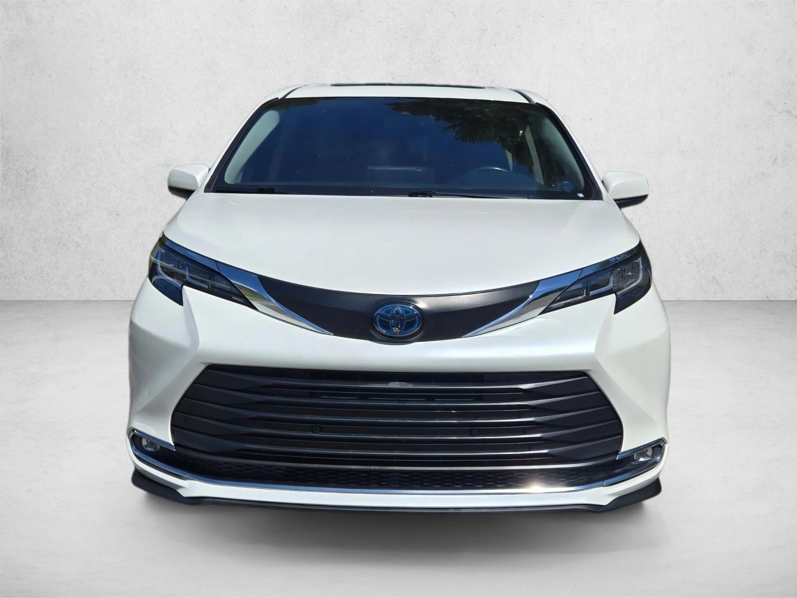 2021 Toyota Sienna XLE photo 2