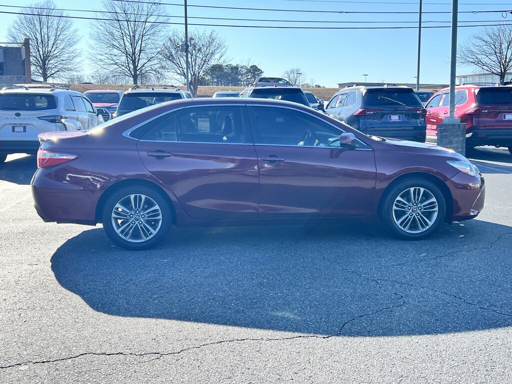 Used 2017 Toyota Camry SE Sedan