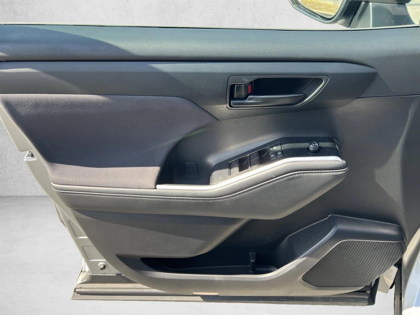2025 Toyota Highlander LE - Photo 11