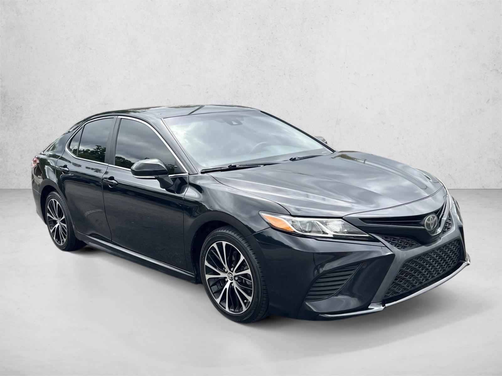 2018 Toyota Camry SE photo 3