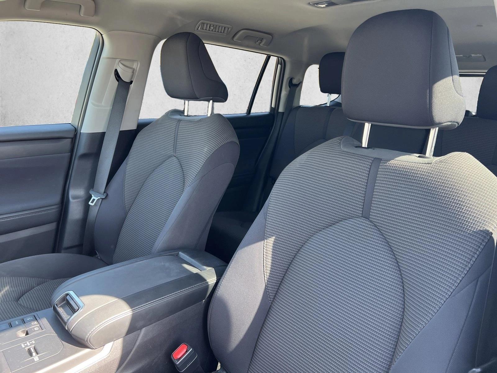 2025 Toyota Highlander LE - Photo 16