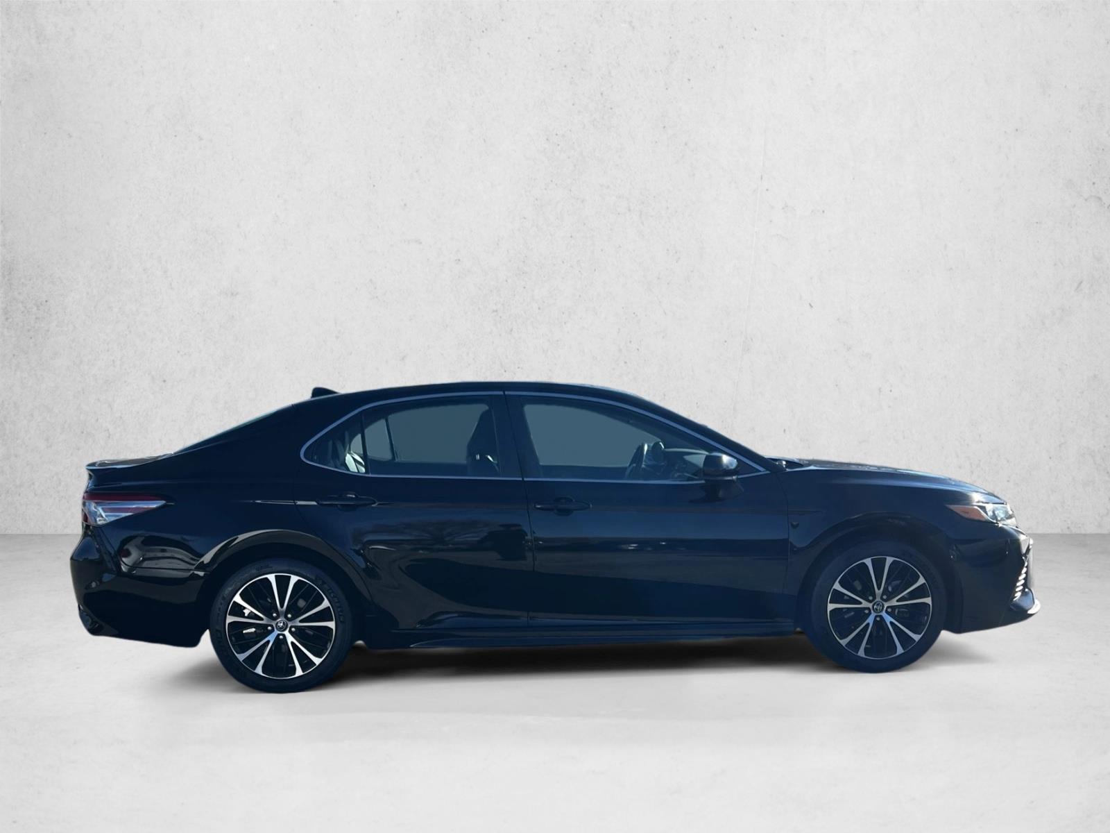 2019 Toyota Camry SE photo 4