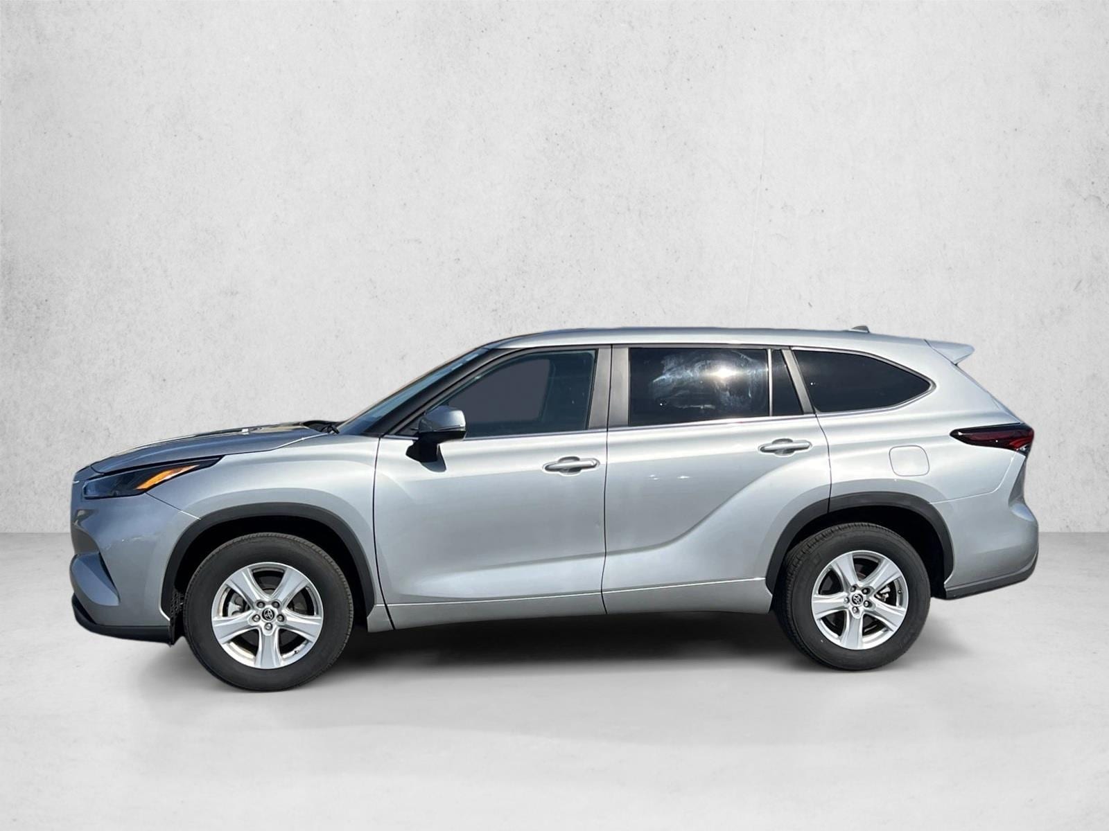 2025 Toyota Highlander LE - Photo 8