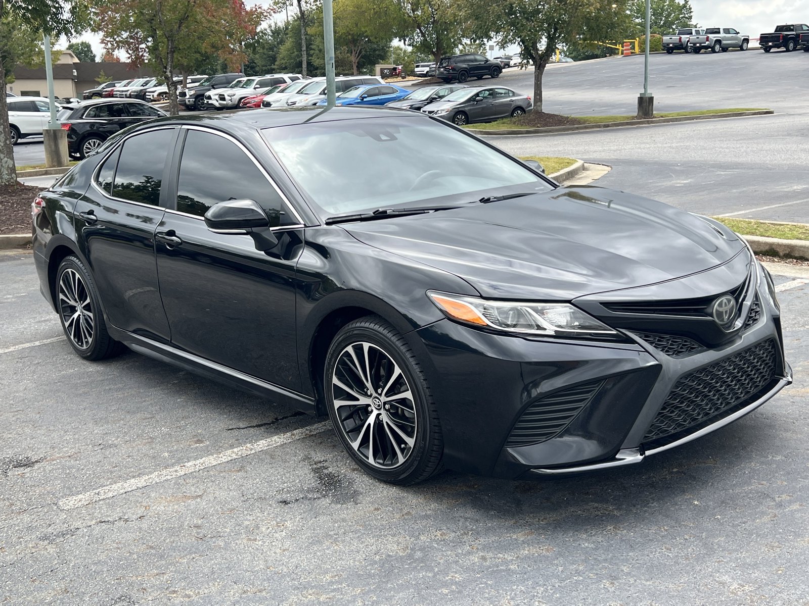 2018 Toyota Camry SE photo 3