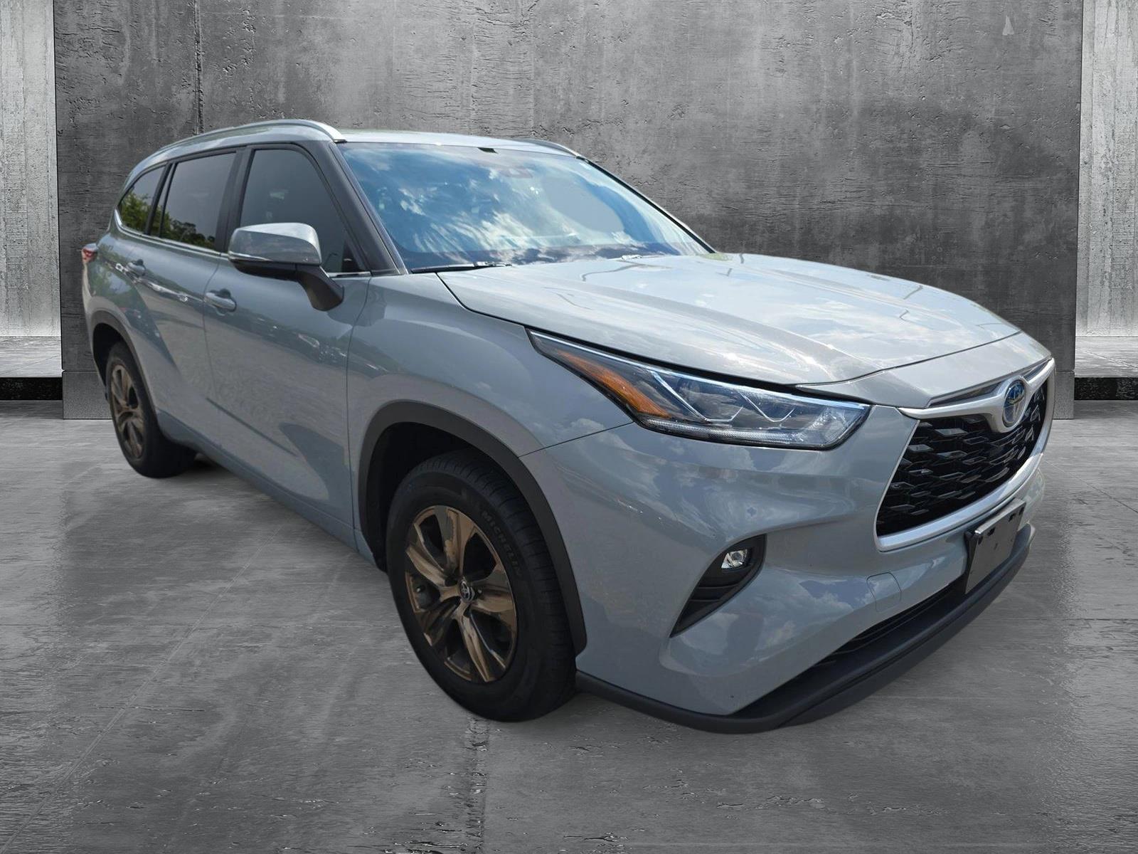 2023 Toyota Highlander Hybrid XLE Bronze Edition photo 3