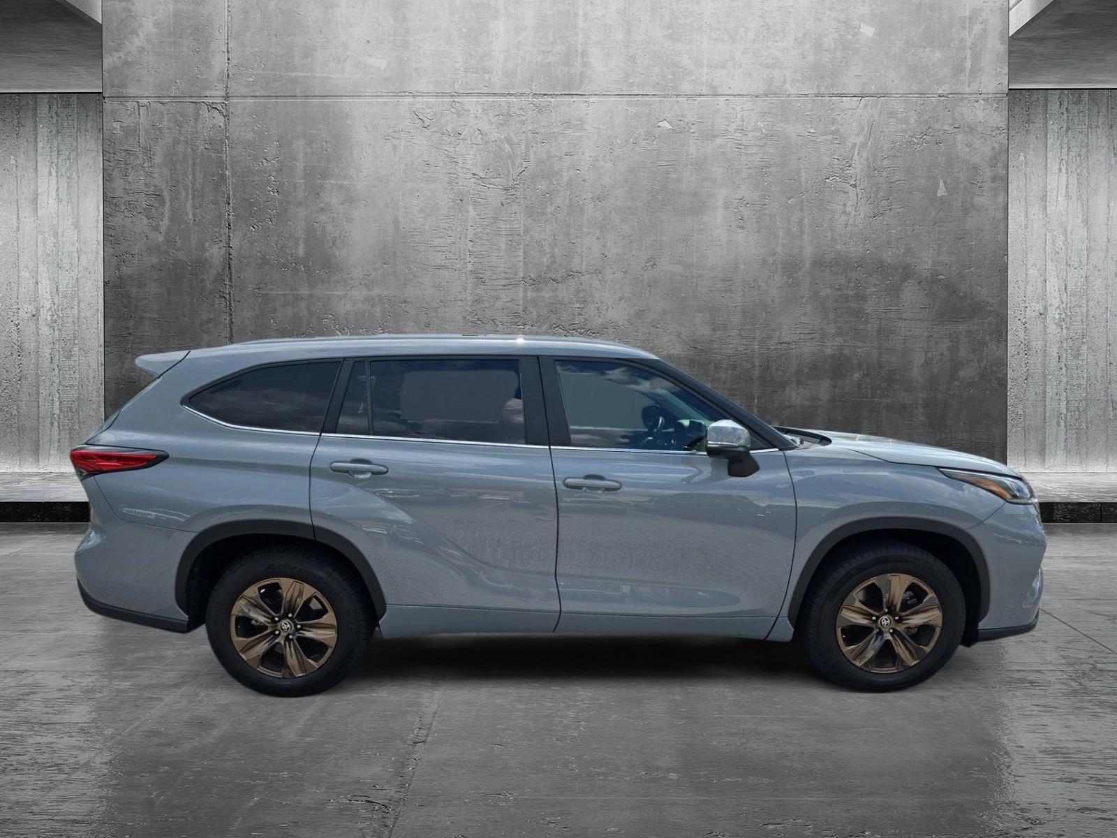 2023 Toyota Highlander Hybrid XLE Bronze Edition photo 4