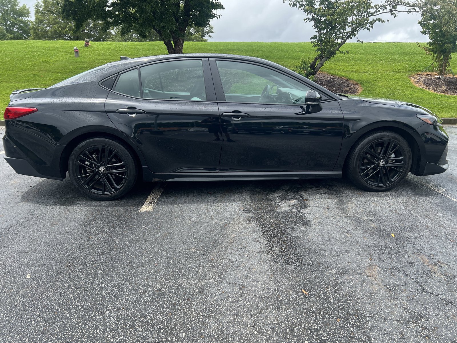 2025 Toyota Camry SE photo 4