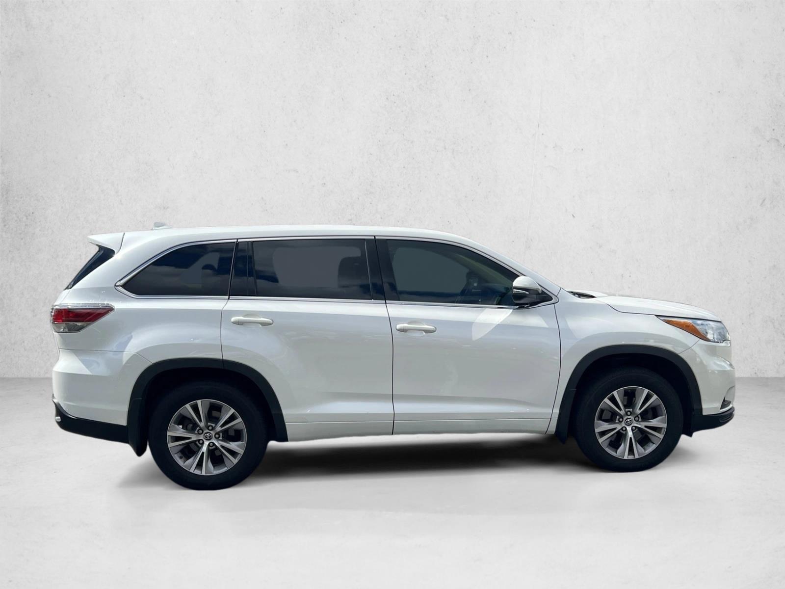 2016 Toyota Highlander LE Plus photo 2
