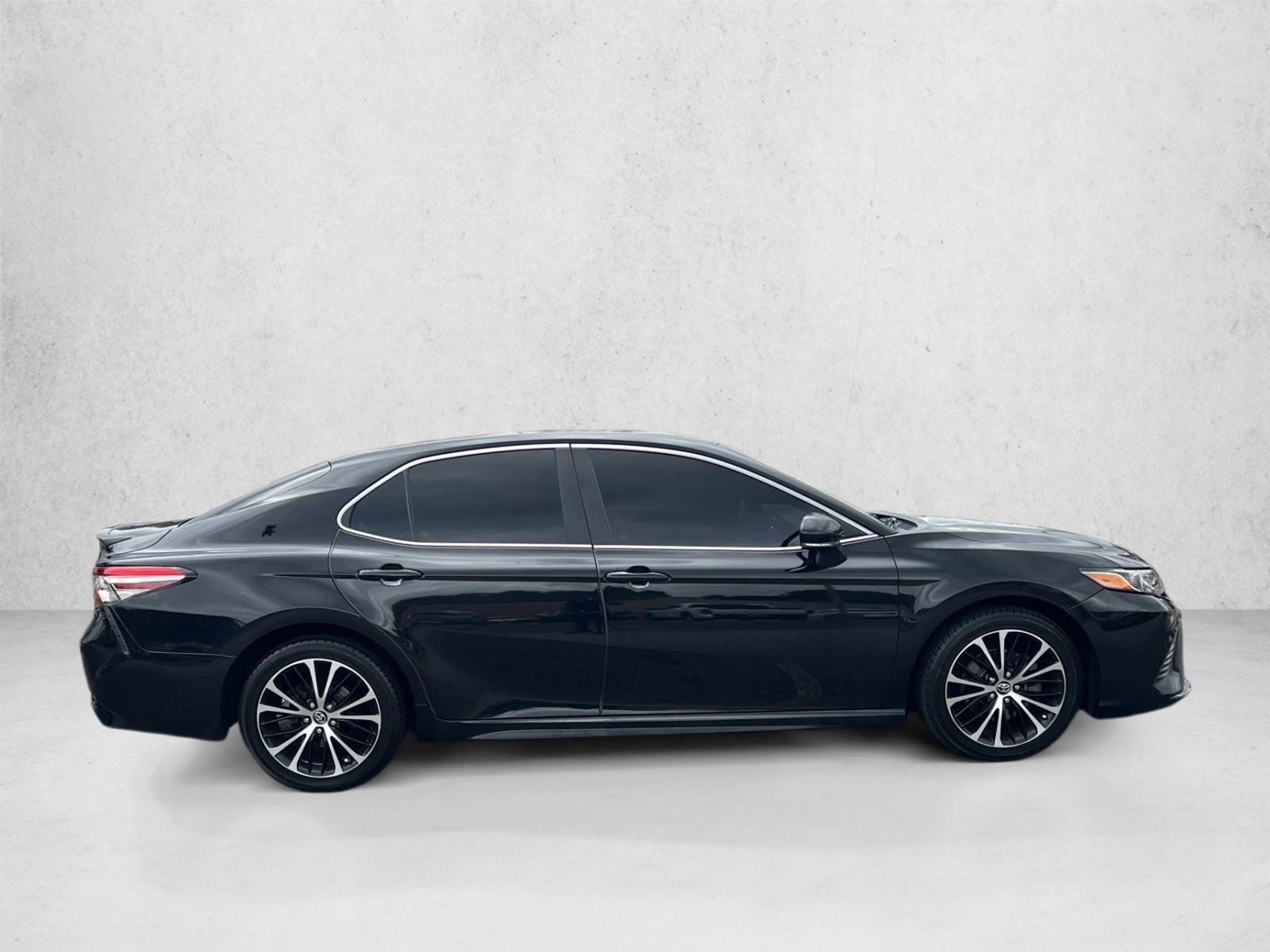2018 Toyota Camry SE photo 4