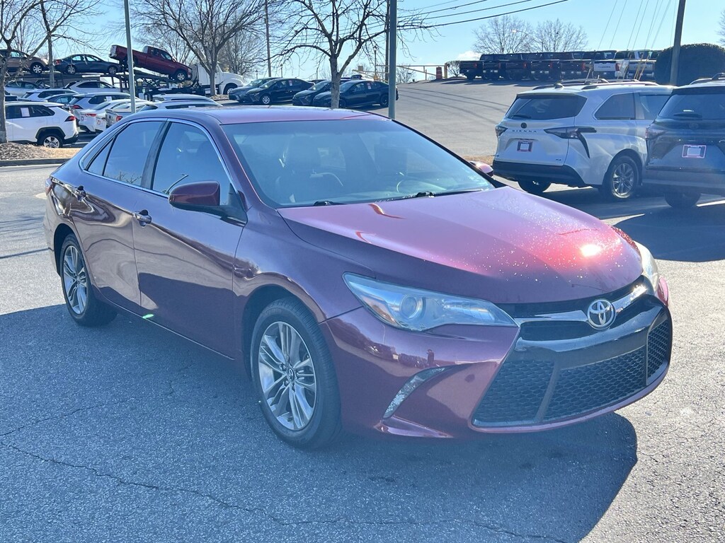 Used 2017 Toyota Camry SE Sedan