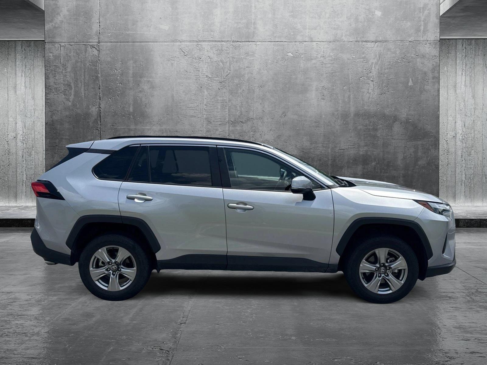 2024 Toyota RAV4 XLE photo 4
