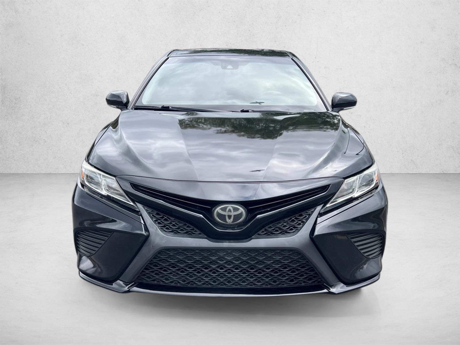 2018 Toyota Camry SE photo 2
