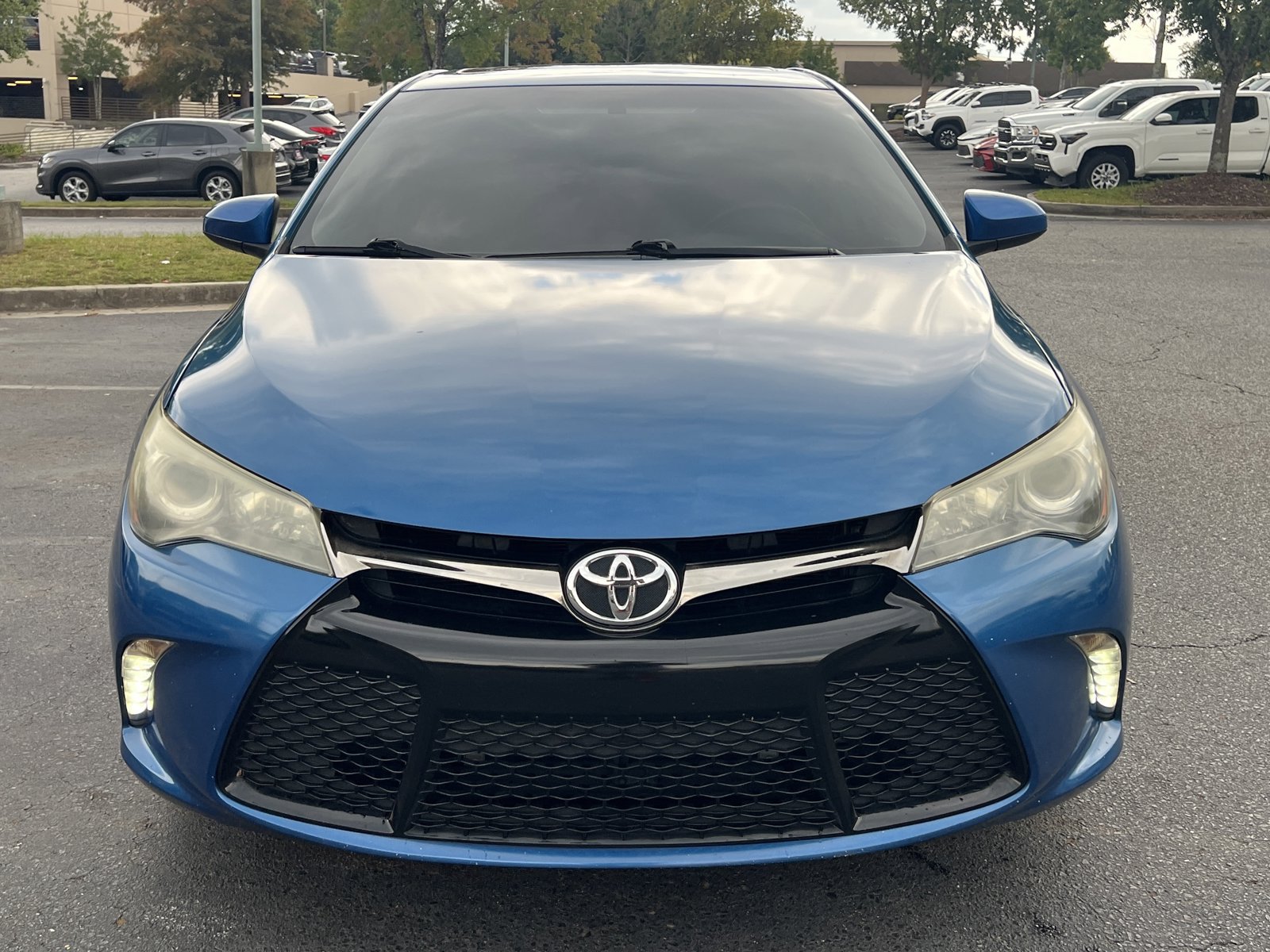 2016 Toyota Camry SE photo 2
