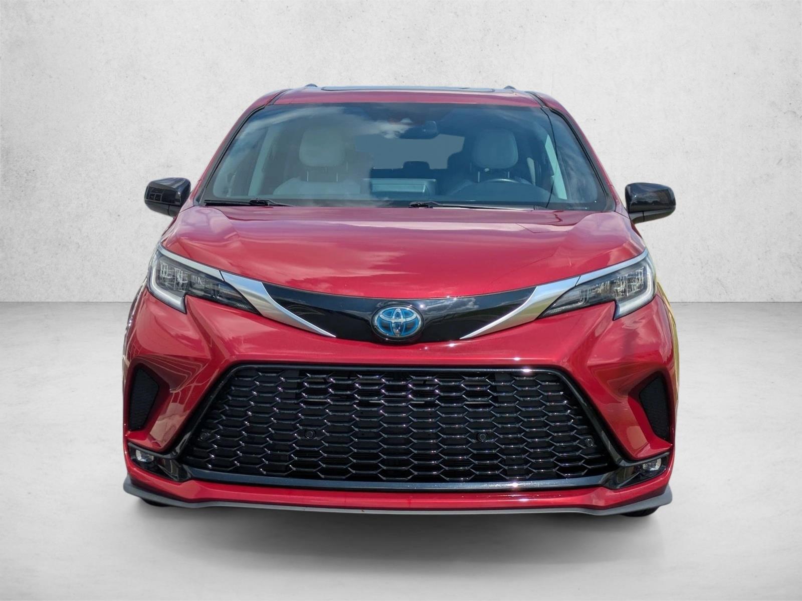 2021 Toyota Sienna XSE photo 2