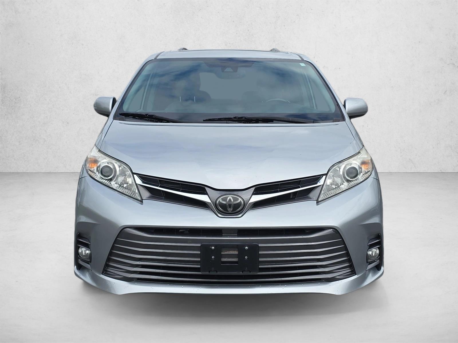 2019 Toyota Sienna XLE photo 2