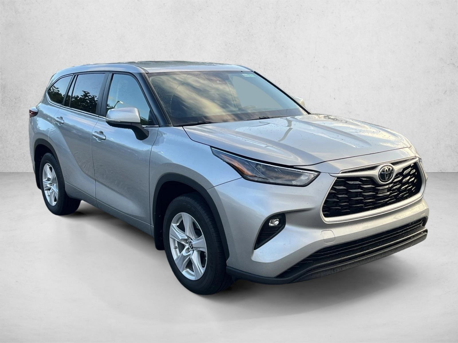 2024 Toyota Highlander LE photo 3