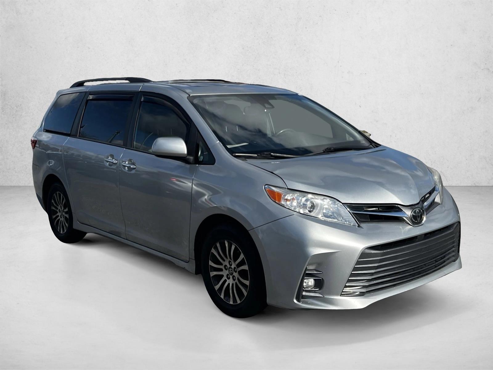 2019 Toyota Sienna XLE photo 2