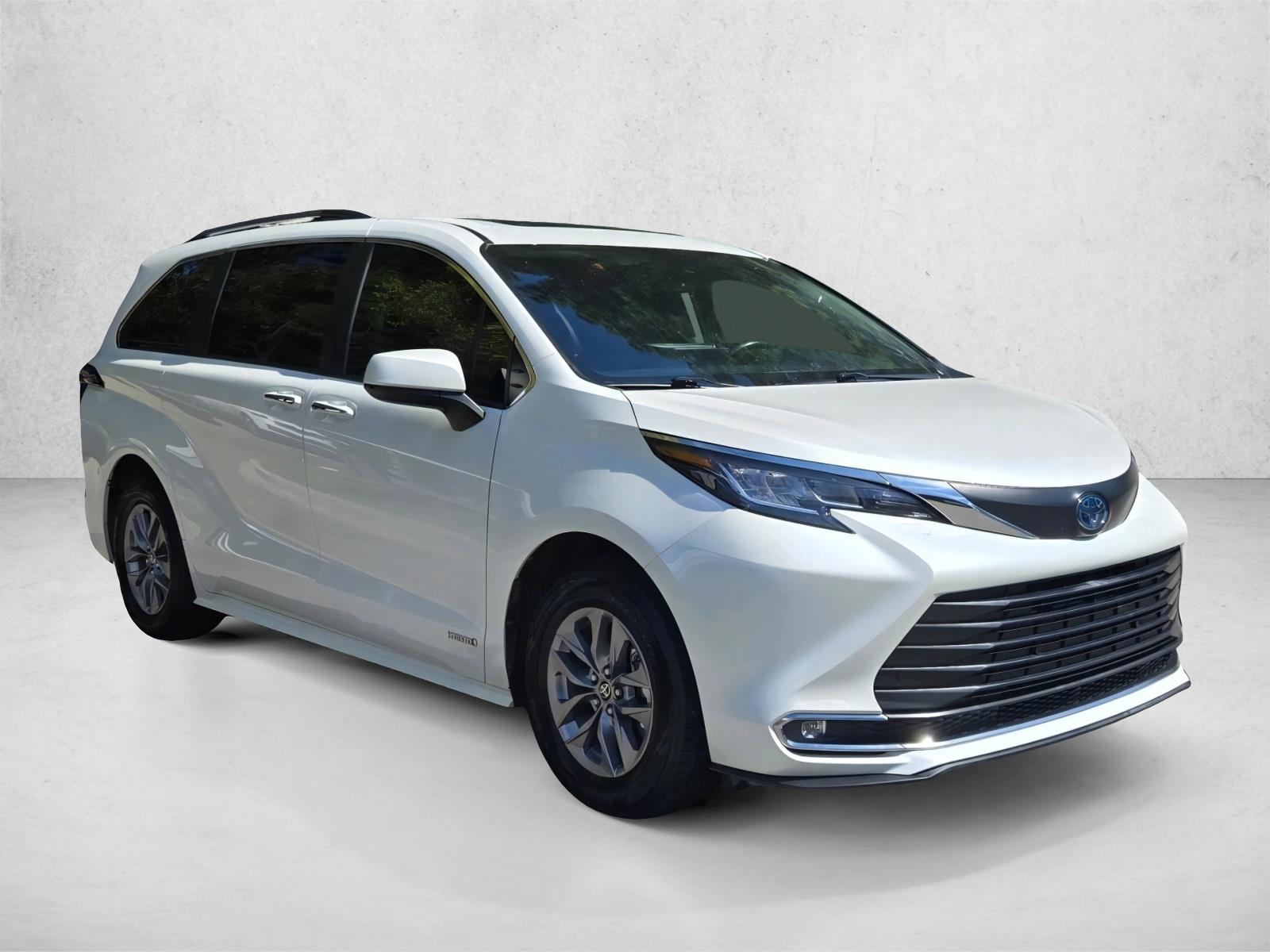 2021 Toyota Sienna XLE photo 3