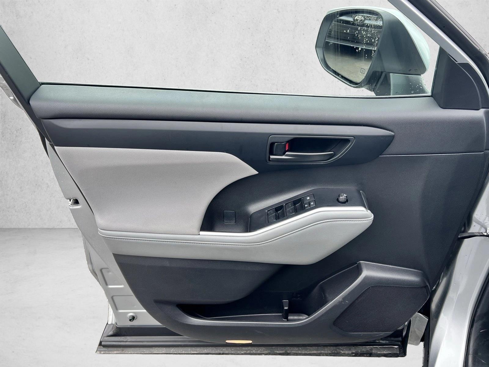 2024 Toyota Highlander LE - Photo 11