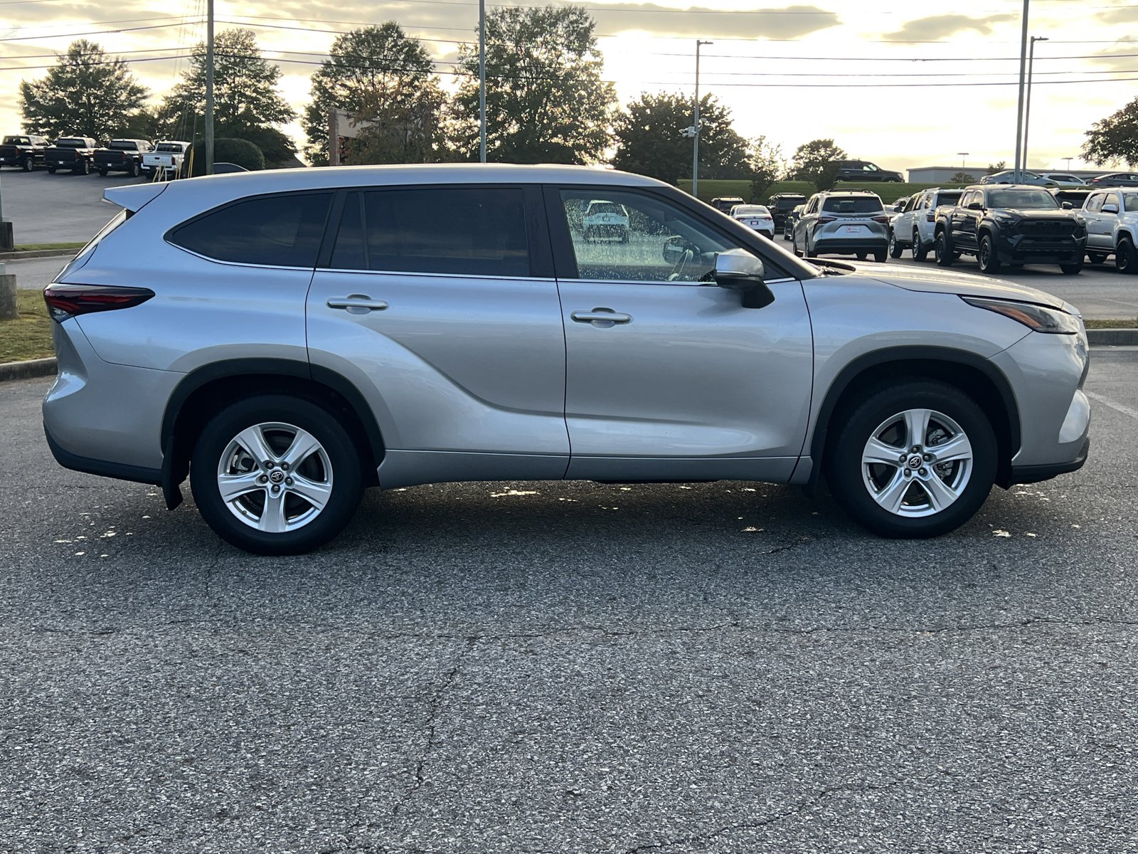 2024 Toyota Highlander LE photo 4