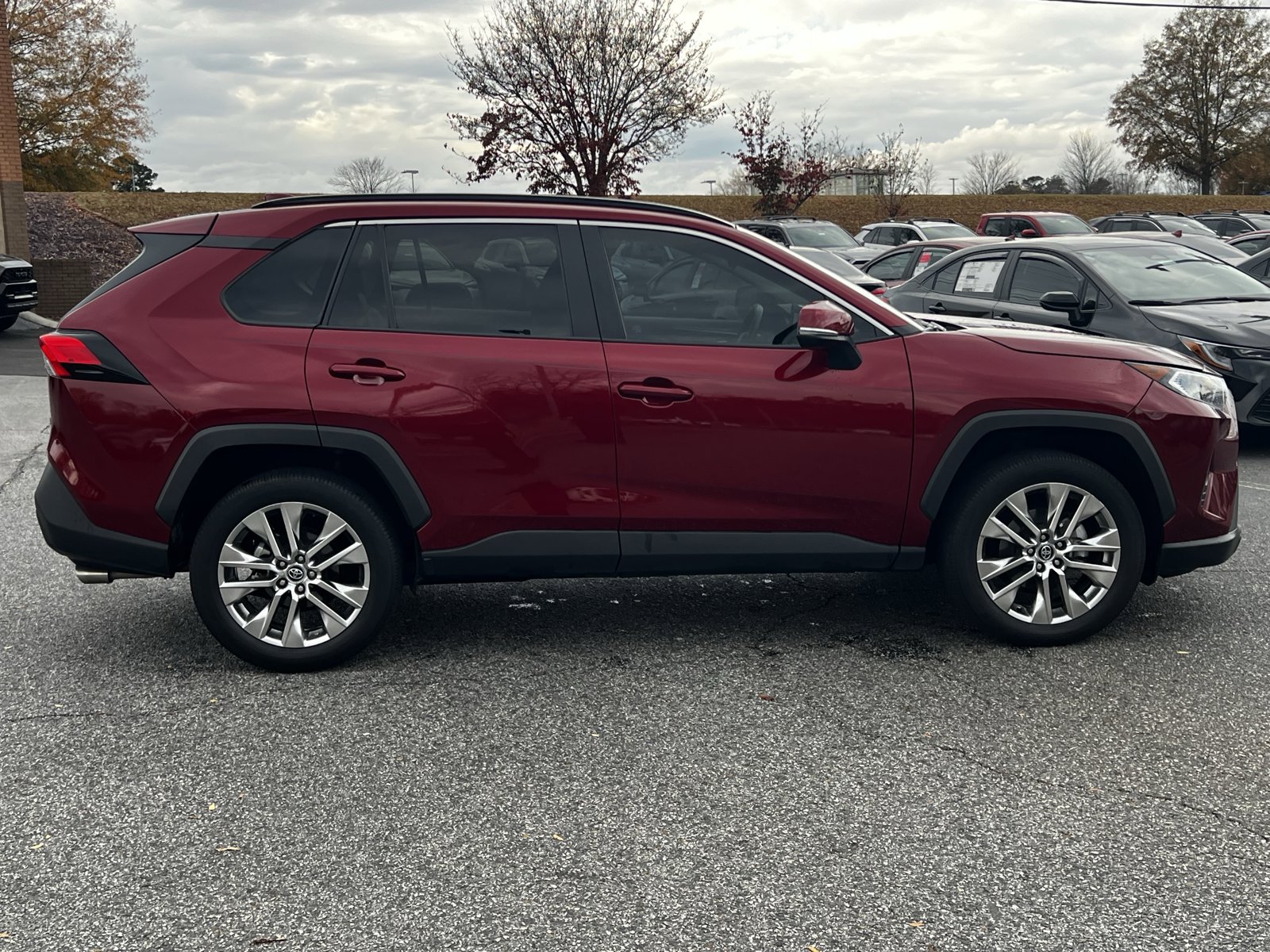 2020 Toyota RAV4 XLE Premium photo 4