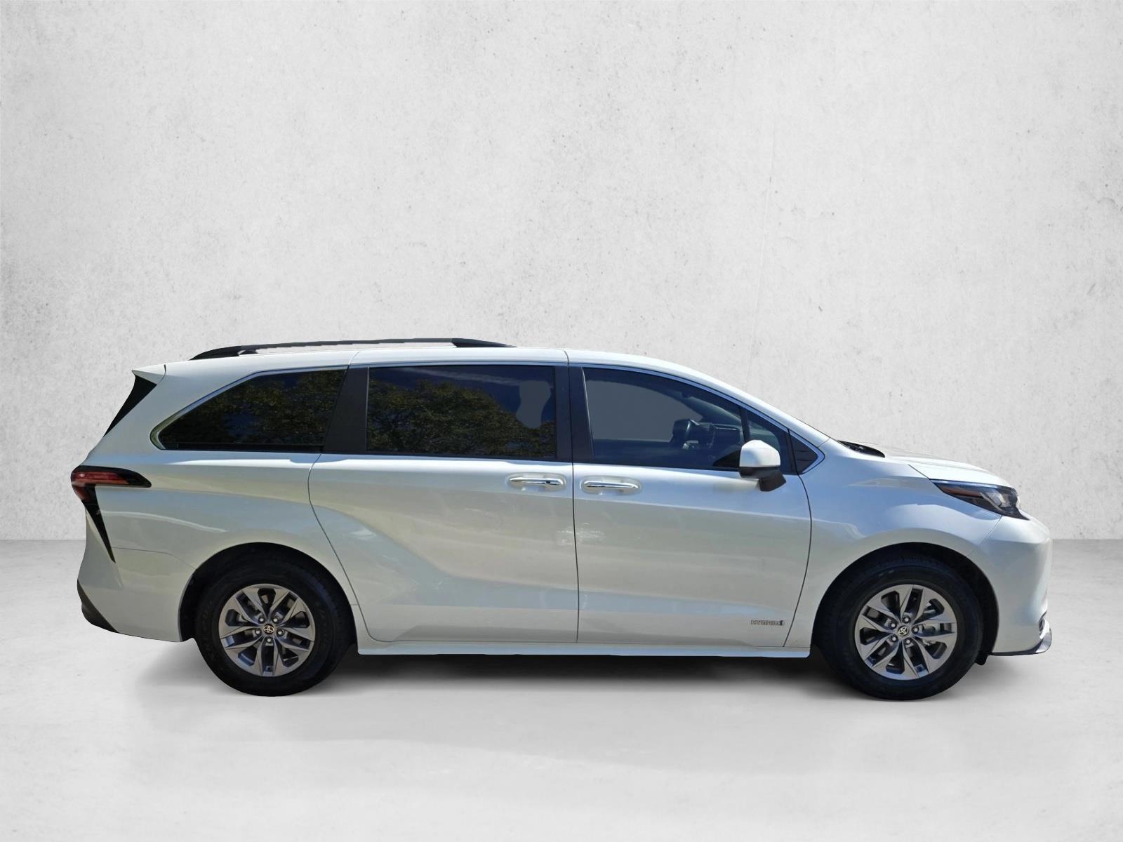 2021 Toyota Sienna XLE photo 4