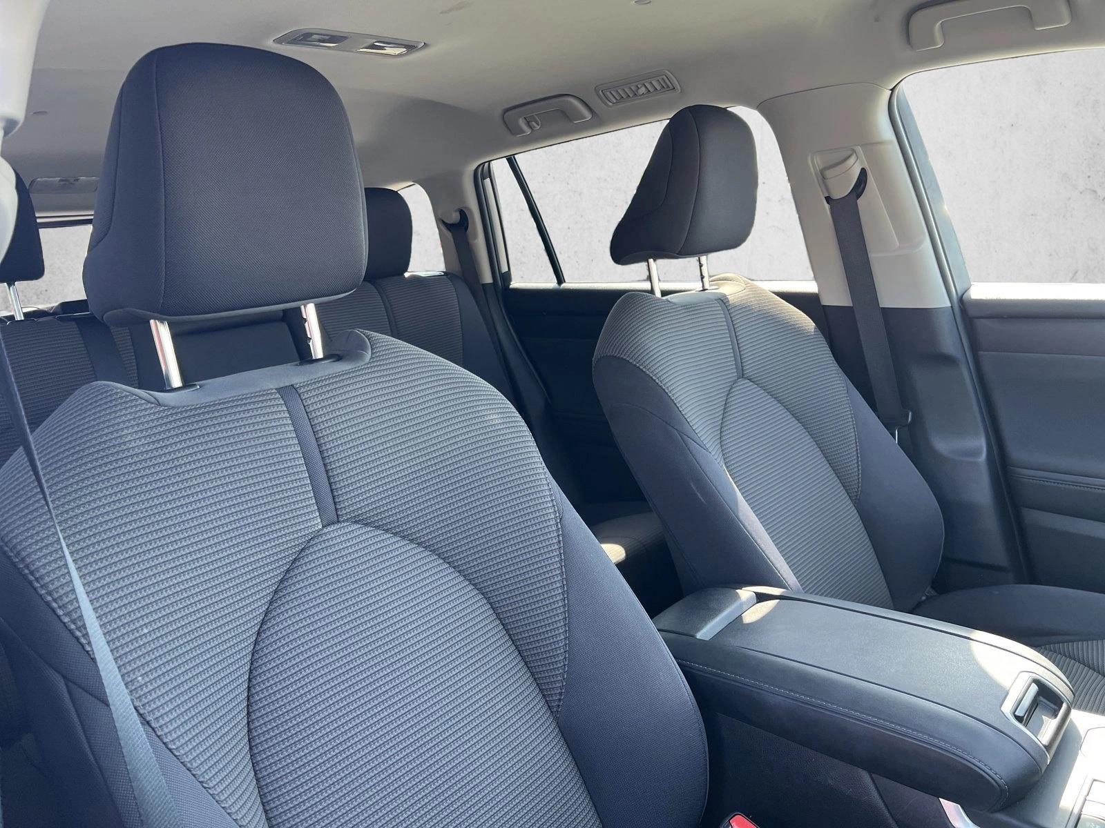 2025 Toyota Highlander LE - Photo 24