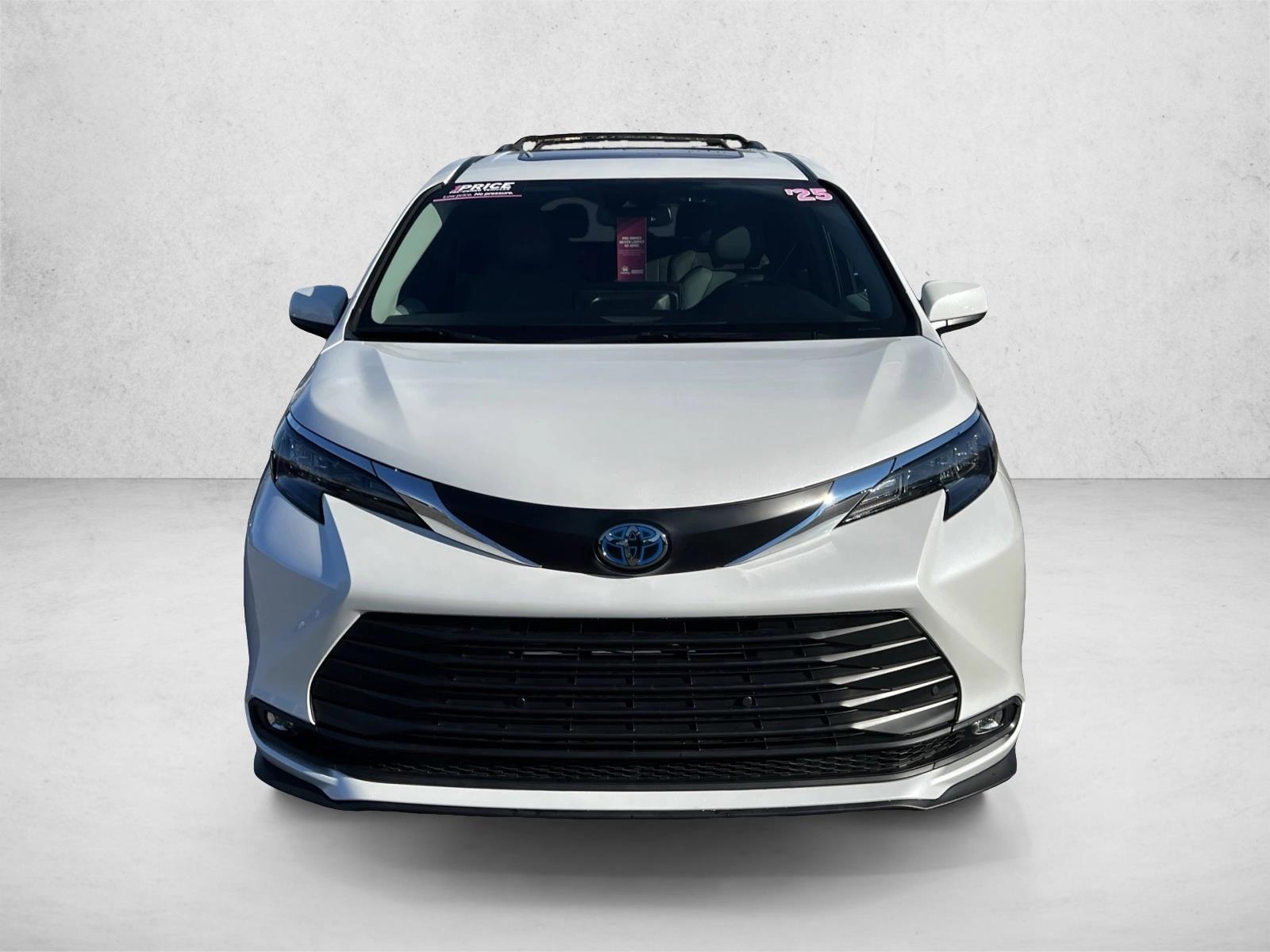 2025 Toyota Sienna XLE photo 2