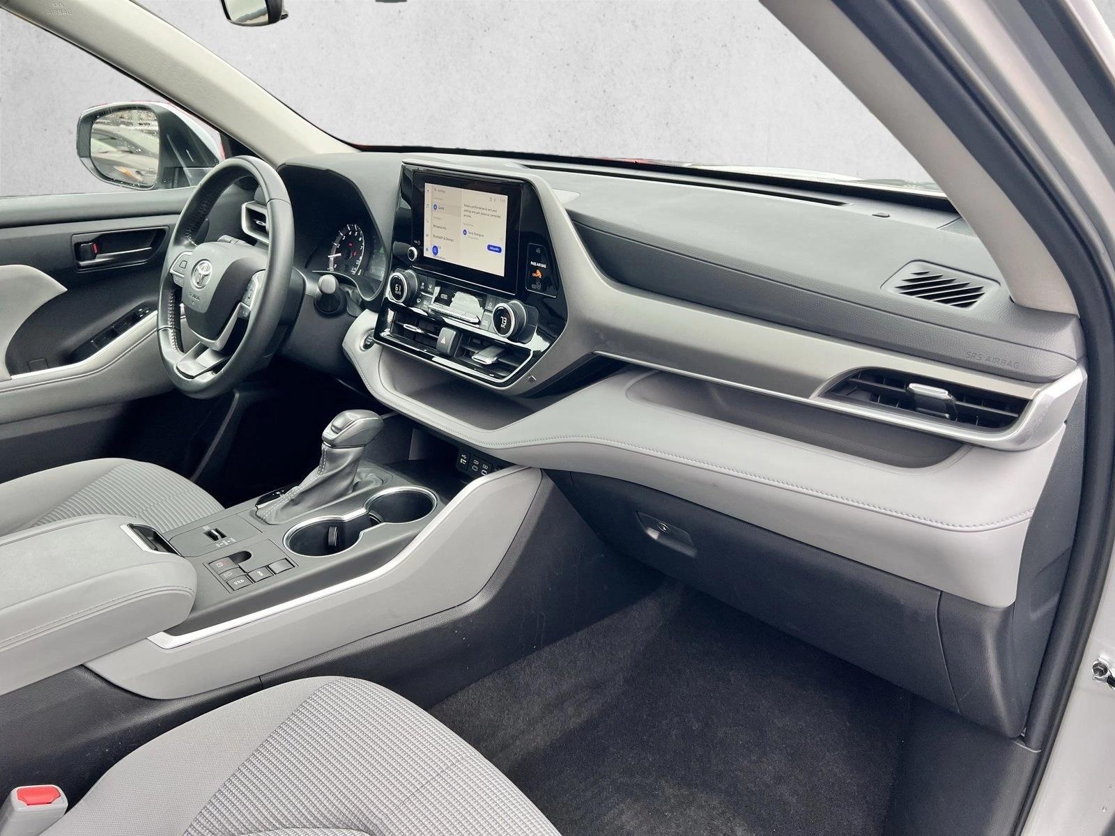 2024 Toyota Highlander LE - Photo 23
