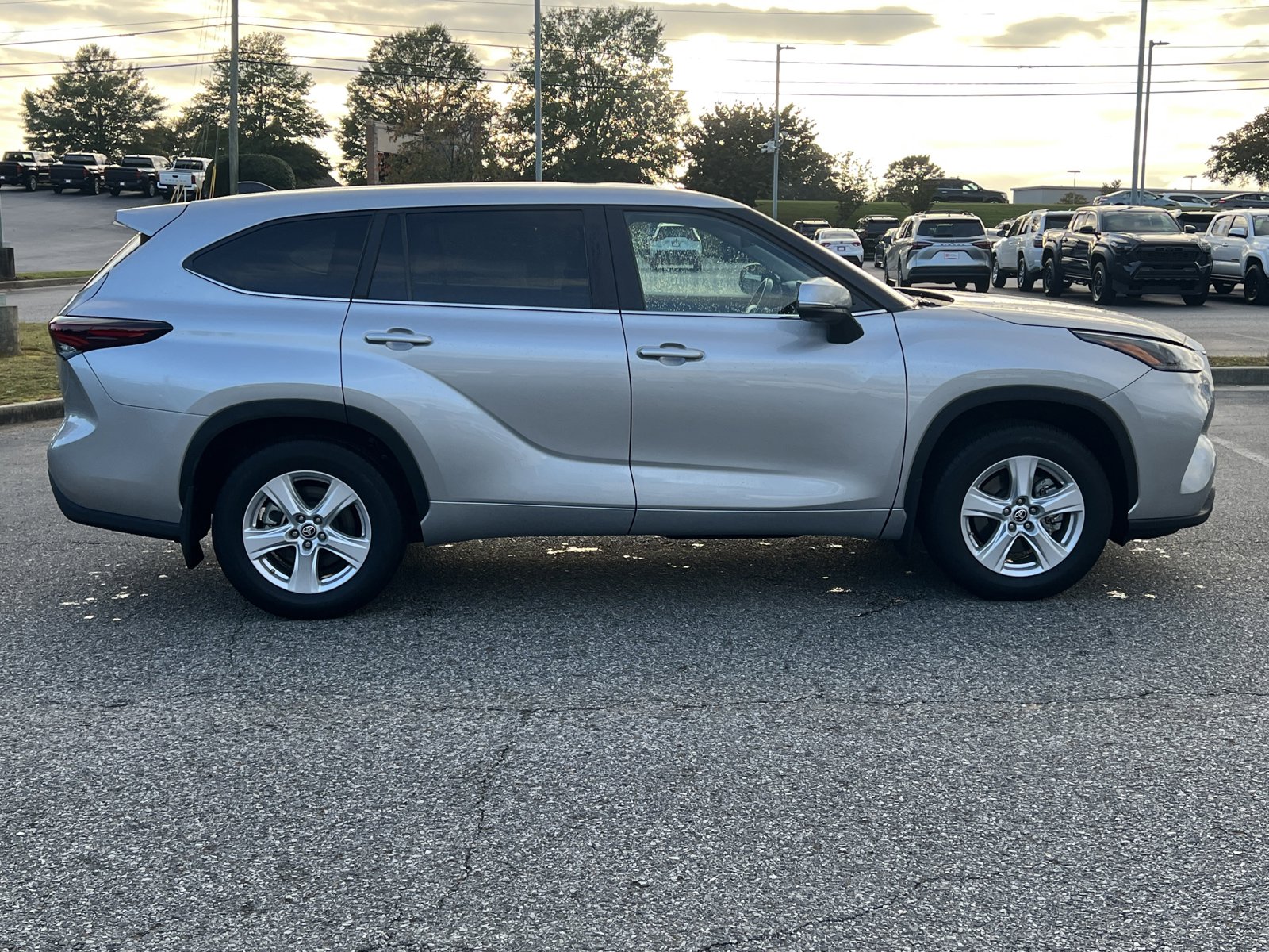 2024 Toyota Highlander LE photo 4
